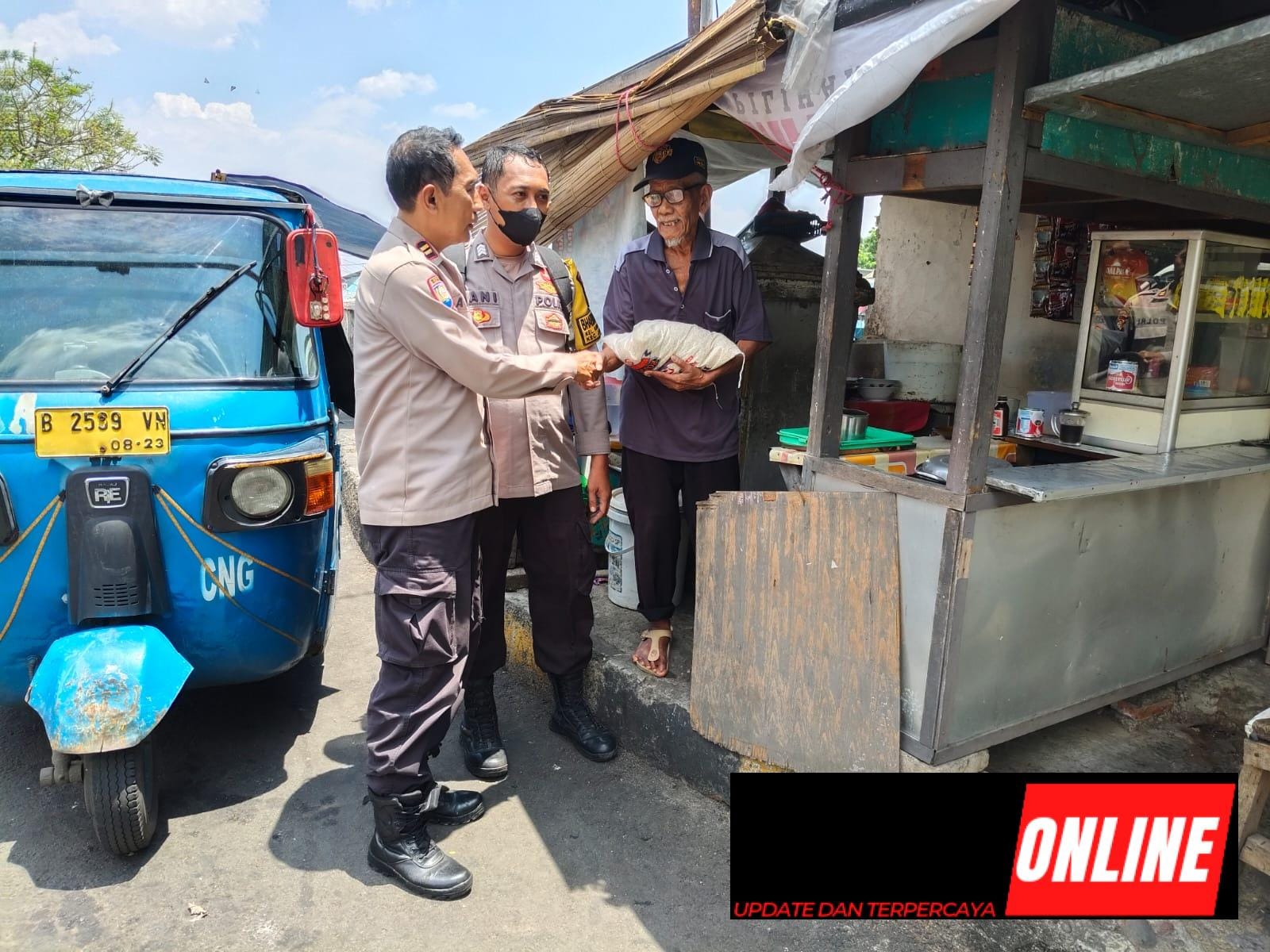 Cooling system, Bhabinkamtibmas Berikan Bantuan Beras Ke Warga Kampung Melayu