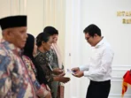 Tindak Lanjuti Aduan Warga, Wapres Serahkan Bantuan Kemasyarakatan