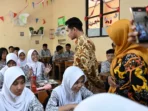 Tinjau Program Makan Bergizi Gratis di Bekasi, Wapres Tekankan Pentingnya Pemanfaatan Bahan Pangan Lokal